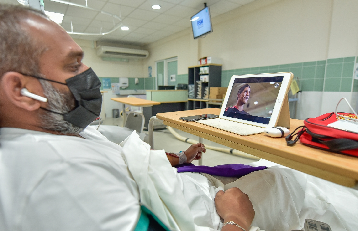 ޑައިލިސިސް ހަދަމުންދާ ވަގުތު ސައިމަންގެ އައިޕެޑުން މެޗެއް ބަލަނީ: ޑައިލިސިސްގެ ވަގުތު ފުޓްބޯޅަ މެޗެއް ނޯންނަންޏާ ސައިމަން ކުރާ ކަމަކީ ނެޓްފްލިކްސް އިން ފިލްމެއް ނުވަތަ ޔޫޓިއުބުން ވީޑިއޯ ބެލުން.