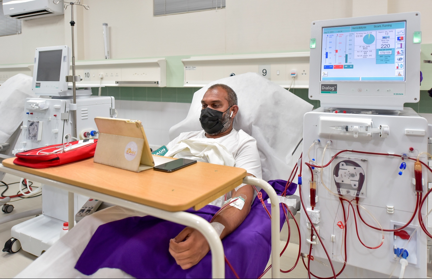 ޑައިލިސިސް ކުރިއަށް ދާ ވަގުތު ސައިމަންގެ އައިޕެޑުން މެޗެއް ބަލަނީ: ރާއްޖޭގައި ހިންގާ މެންޗެސްޓާ ޔުނައިޓެޑްގެ ސަޕޯޓާސް ކްލަބްގެ ފައުންޑަރު އަދި ރައީސަކީ ވެސް އޭނާ. ފުޓުބޯޅަ އަކީ އޭނާ އެންމެ ގަޔާވާ ކުޅިވަރު.