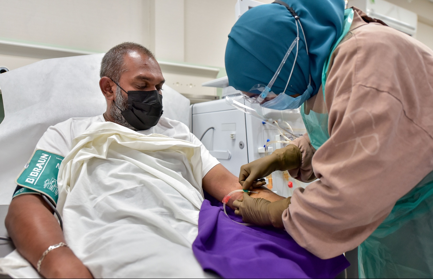 ޑައިލިސިސް ފެށުމަށް ނަރުހަކު ސައިމަންގެ އަތަށް ހޮޅި ގުޅަނީ