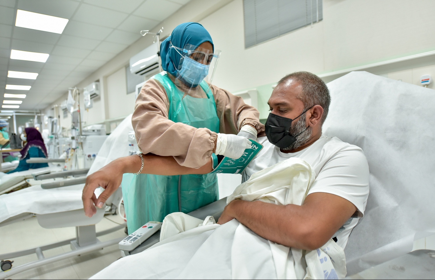 ކިޑްނީ ބަލީގެ ޒުވާނެއް ކަމުގައިވާ ސައިމަން، ޑައިލިސިސް ހެދުމަށް ތައްޔާރުވަނީ.-- ފޮޓޯ: ނިޝާން އަލީ/ މިހާރު