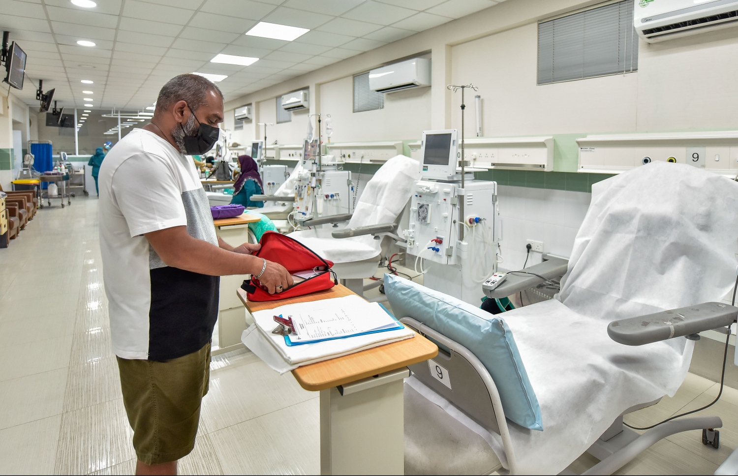 އައިޖީއެމްއެޗްގައި ޑައިލިސިސް ހެދުމަށް ސައިމަން ތައްޔާރުވަނީ: ގިނަ ވަގުތުތަކެއް ހޭދަވާތީ އޭނާ ޑައިލިސިސް ހަދަން ހޮސްޕިޓަލަށް ދަނީ އައިޕެޑެއް ކަހަލަ އެއްޗެއް ހިފައިގެން. އޭނާ ބުނަނީ އެއީ ވަގުތު ހުސްކޮށްލަން ރަނގަޅު ގޮތެއް ކަމަށް.