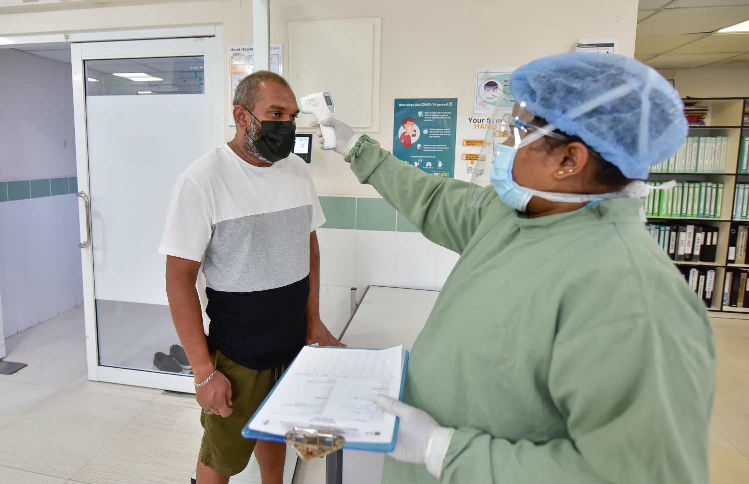 ސައިމަން ޑައިލިސިސް ހަދަން ހޮސްޕިޓަލަށް ގޮސް: ސައިމަން އަންނަނީ ހަފުތާގެ ތިން ދުވަހު ޑައިލިސިސް ހަދަމުން. އެ ސެޝަންތަކުގެ ދިގުމިން ހަތަރު ގަޑިއިރަށް އަރާ.