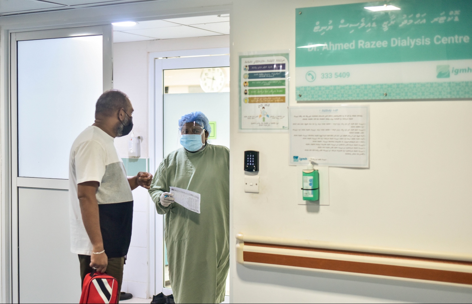 ޑައިލިސިސް ސެޝަނަކަށް ފަހު ސައިމަން ގެއަށް ދަނީ: ޑައިލިސިސް ނިމޭއިރު ގިނަ ދުވަސްތަކުގައި ހުންނަނީ ދަންވަރު 3:00 ވެފައި. ގެއަށް ގޮސް ކާލައިގެން ކުޑަކޮށް ހަމަޖައްސާލުމަށް ފަހު އޭނާ ދެން ނިދަނީ. އޭނާގެ ހަޔާތުގައި ދެން އޮތީ ވެސް އާ ދުވަހެއް.