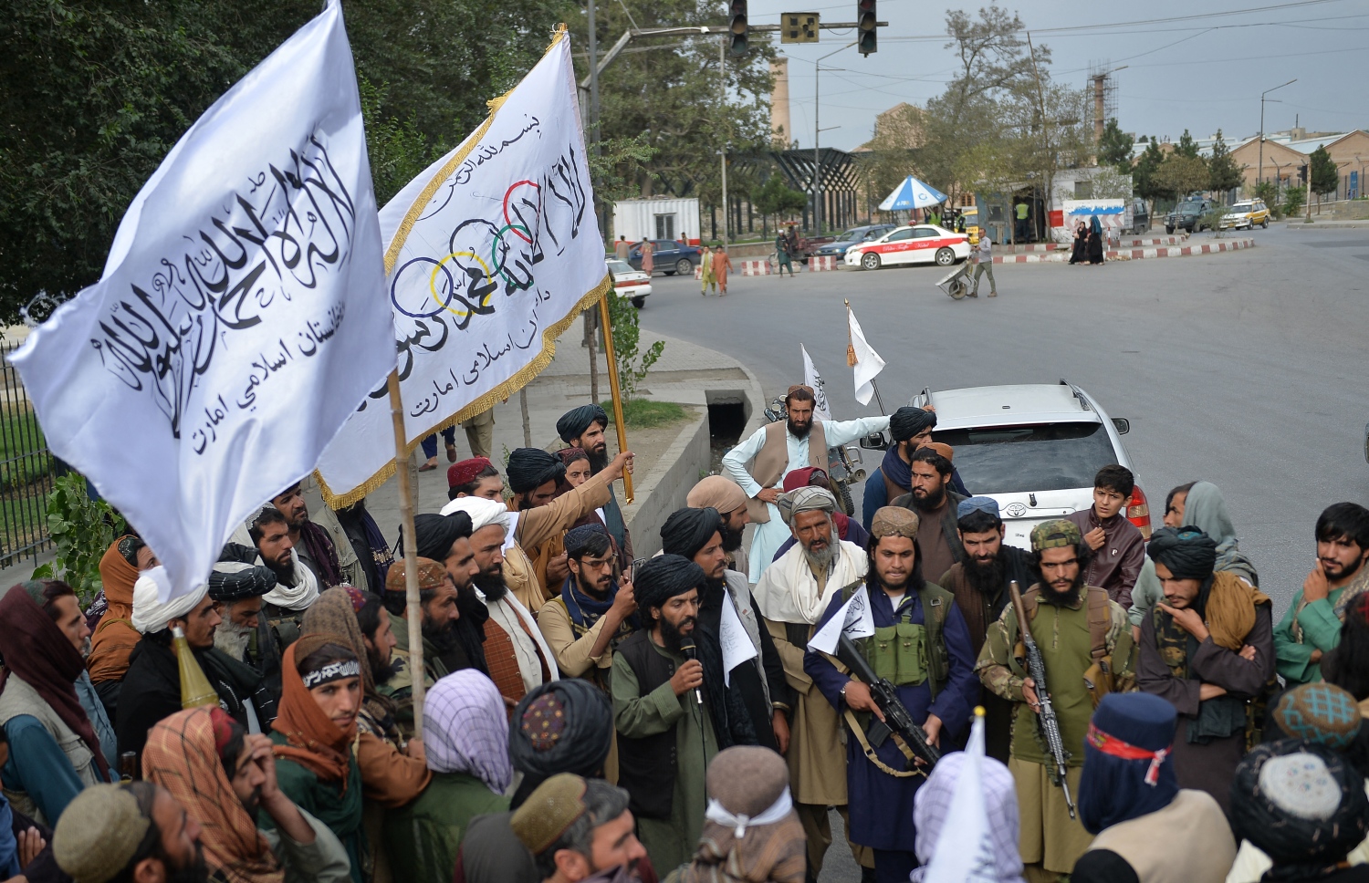 އޮގަސްޓް 31، 2021: ވިހި އަހަރަށް ފަހު އެމެރިކާ ސިފައިން އަފްގާނިސްތާނުން ފޭބުމާއެކު، ތާލިބާންގެ ހަނގުރާމަވެރިންގެ ބަޔަކު، ވެރިރަށް ކާބުލްގެ މަގެއްގައި އުފާފާޅުކުރަނީ. --އޭއެފްޕީ