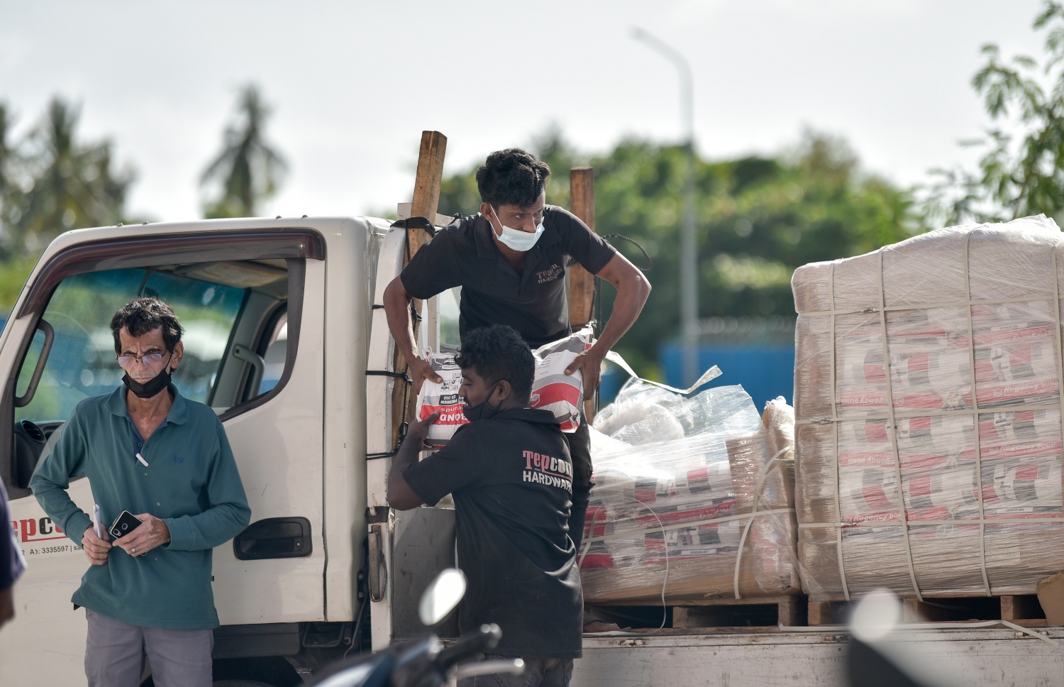 ހިޔާ ފްލެޓަށް ޕިކަޕަކުން އެއްޗެހިތަކެއް ބާލަނީ: ޕިކަޕް ދަތުރުތަކުގެ އަގުތައް ބޮޑުވުމަކީ ކަންބޮޑުވުމެއް -- ފޮޓޯ: ނިޝާން އަލީ/ މިހާރު