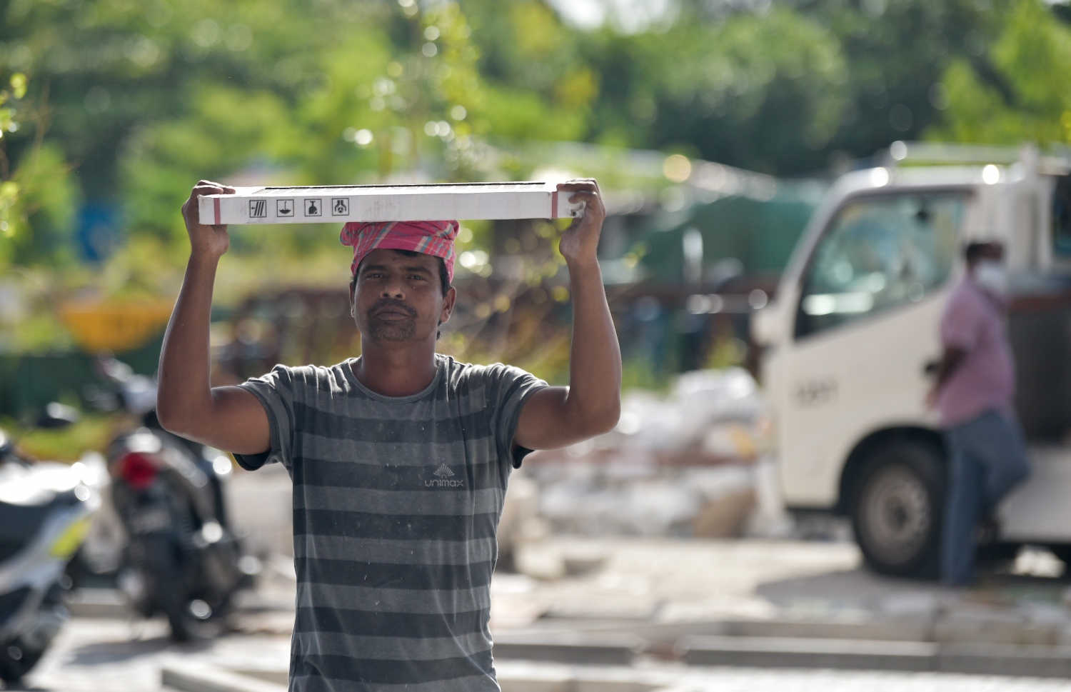 ބިދޭސީއަކު ފްލެޓުތަކަށް ޓައިލްސް އަރުވައިދެނީ-- ފޮޓޯ: ނިޝާން އަލީ/މިހާރު