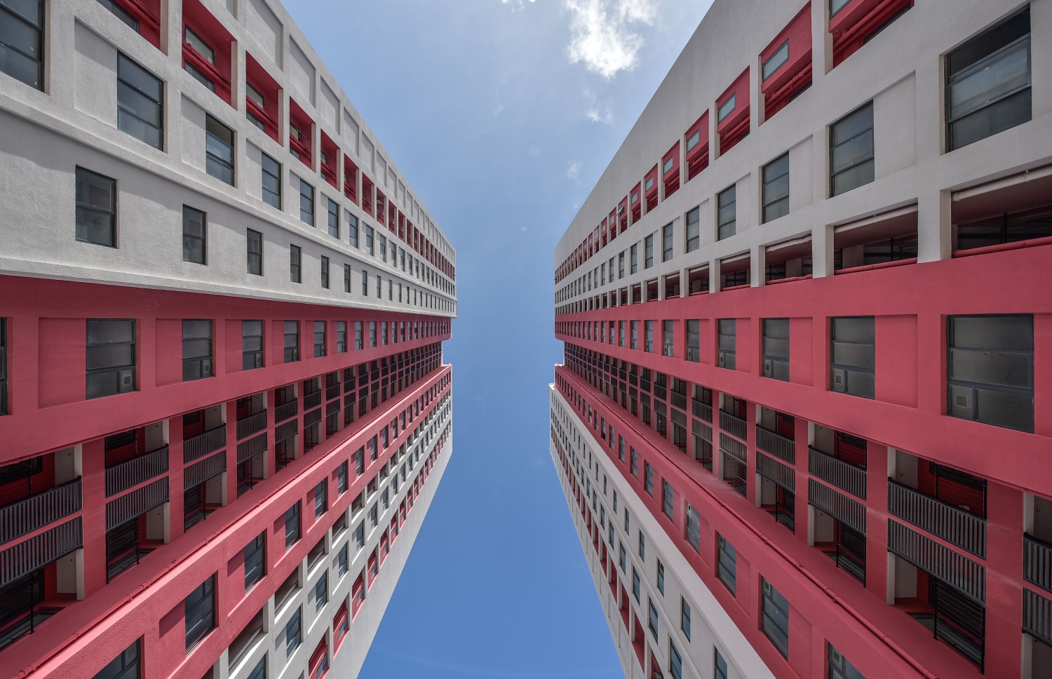 ހިޔާ މަޝްރޫއުގެ ދަށުން އިމާރާތްކޮށްފައިވާ 25 ބުރީގެ ޓަވަރުތައް: މިތަނުގައި އަލިފާނުގެ ހާދިސާއެއް ހިނގައިފި ނަމަ މީހުން ނެރޭނެ ގޮތުގެ ޕްލޭނެއް ހެދިފައި ނެތް.-- ފޮޓޯ: ނިޝާން އަލީ | މިހާރު