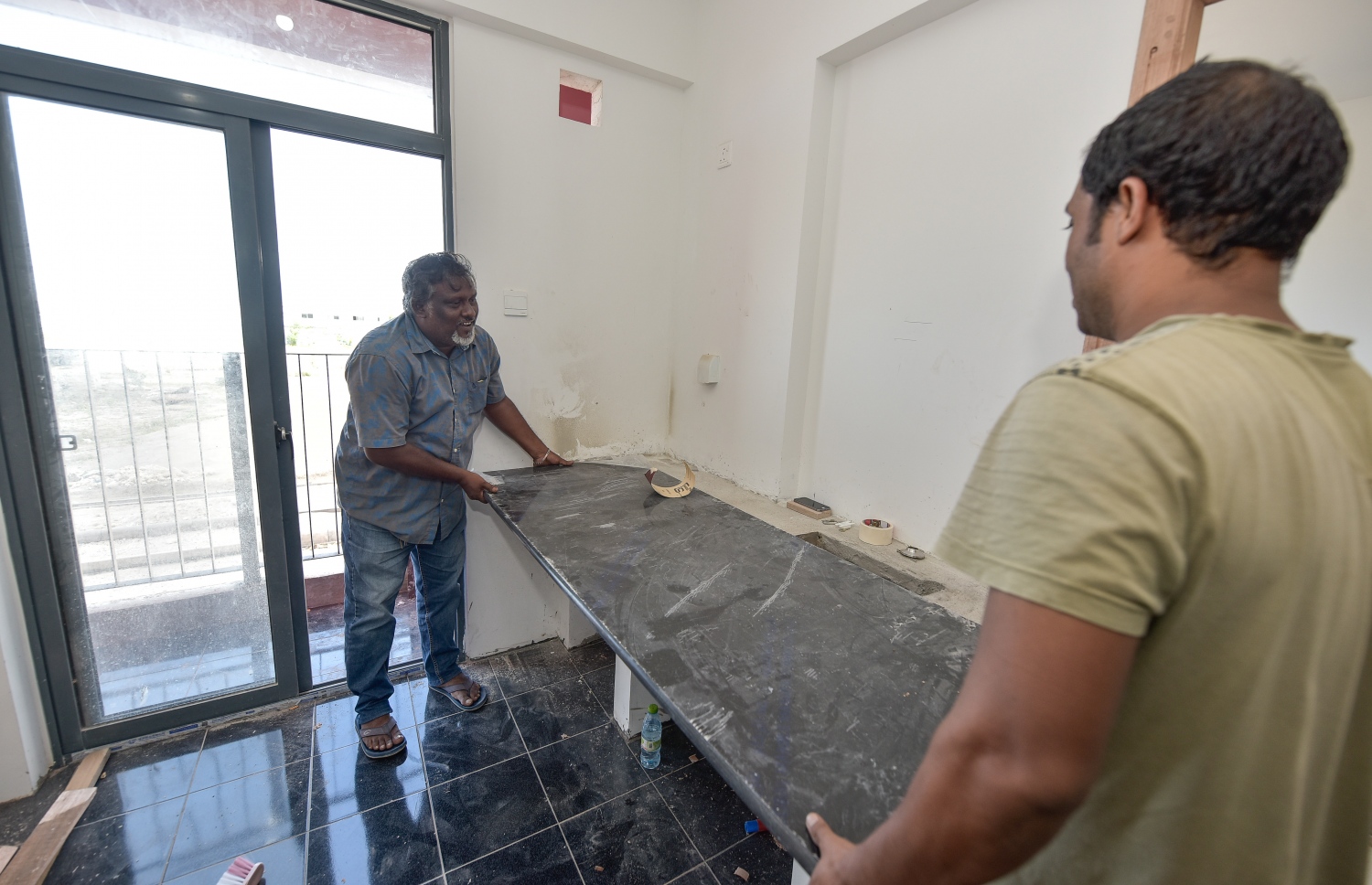 ހިޔާ ފްލެޓަށް ބަޔަކު އެއްޗެހިތަކެއް ވައްދަނީ: ޕިކަޕް ދަތުރުތަކަށް ބޮޑު ހަރަދެއް ހިނގާ -- ފޮޓޯ: ނިޝާން އަލީ/ މިހާރު