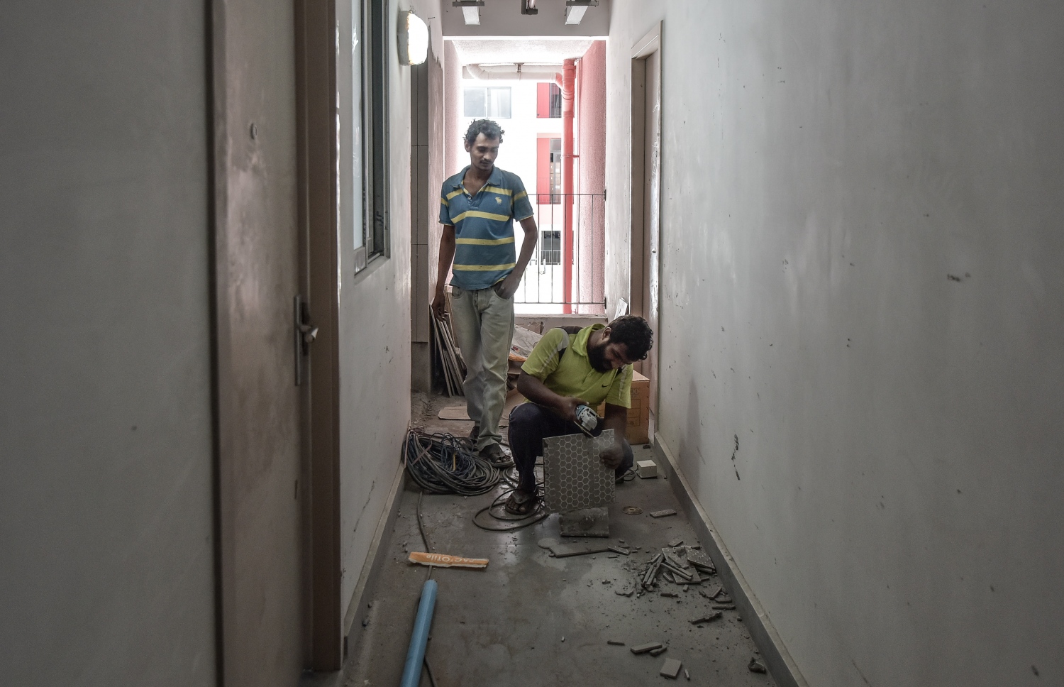 ފްލެޓެއްގައި ޓައިލްސް ޖަހަނީ: ޓައިލްސްގެ ވަރަށް ގިނަ ވައްތަރު ހުސްވެއްޖެ -- ފައިލް ފޮޓޯ: މިހާރު