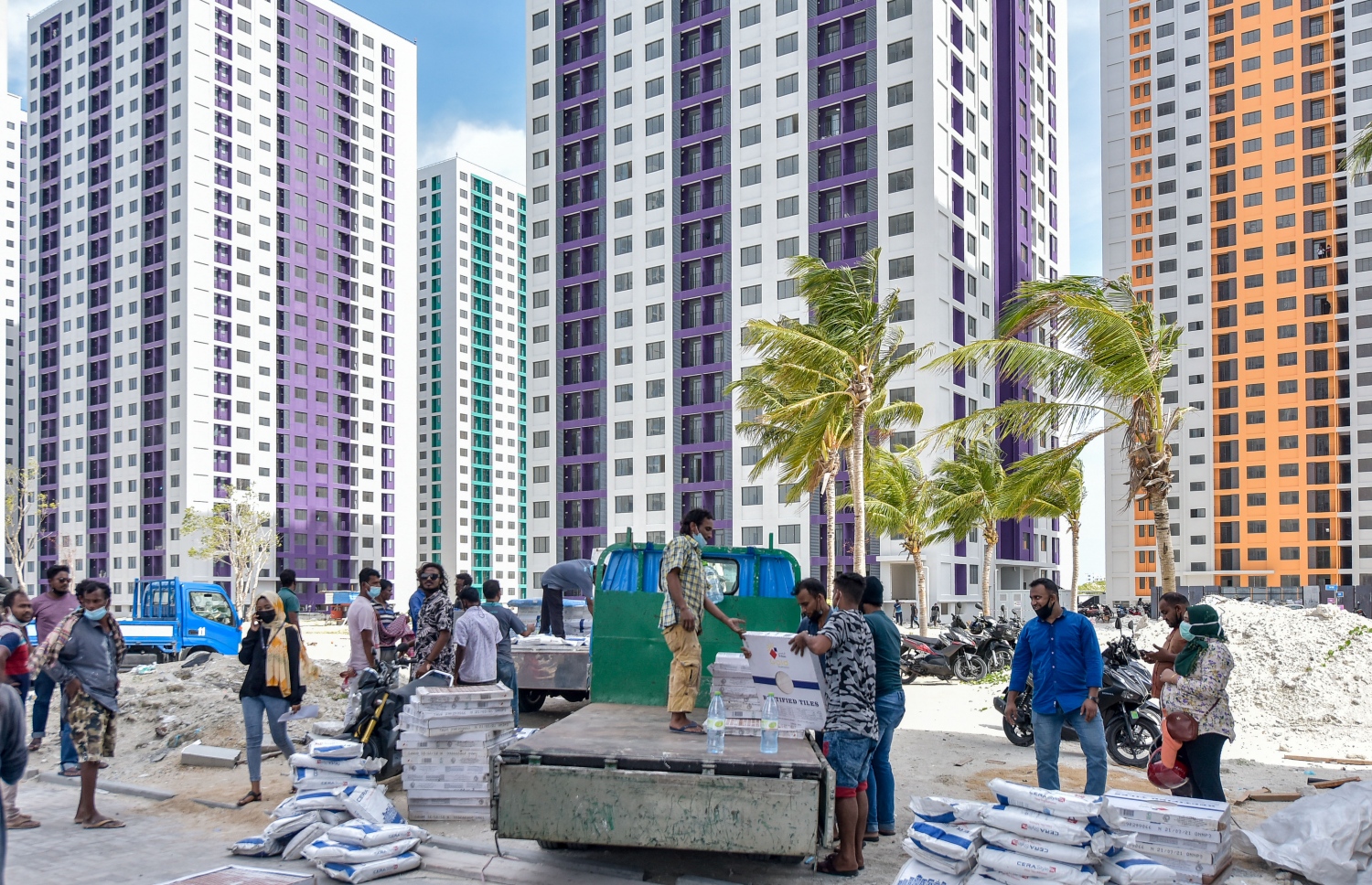 ހިޔާ ފްލެޓްގެ ފިނިޝިން މަސައްކަތަށް ބޭނުންވާ ސާމާނު ފްލެޓުތަކަށް ގެންދަނީ-- ފޮޓޯ: ނިޝާން އަލީ/ މިހާރު