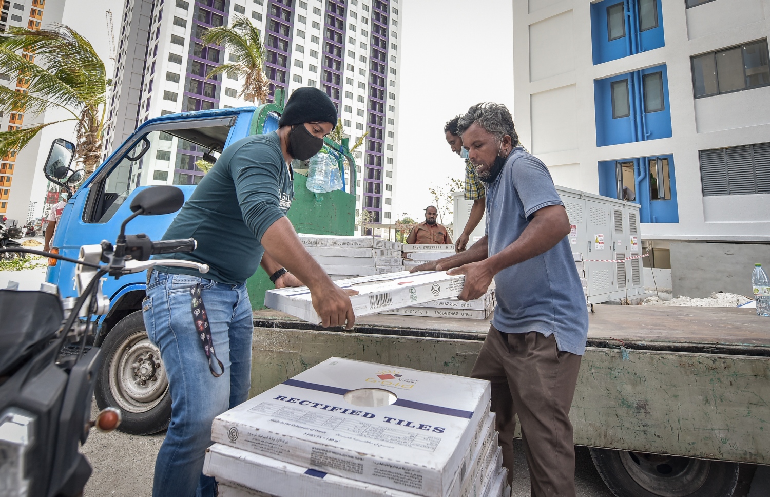 ހިޔާ ފްލެޓަށް ޕިކަޕަކުން އެއްޗެހިތަކެއް ބާލަނީ-- ފައިލް ފޮޓޯ: ނިޝާން އަލީ/ މިހާރު