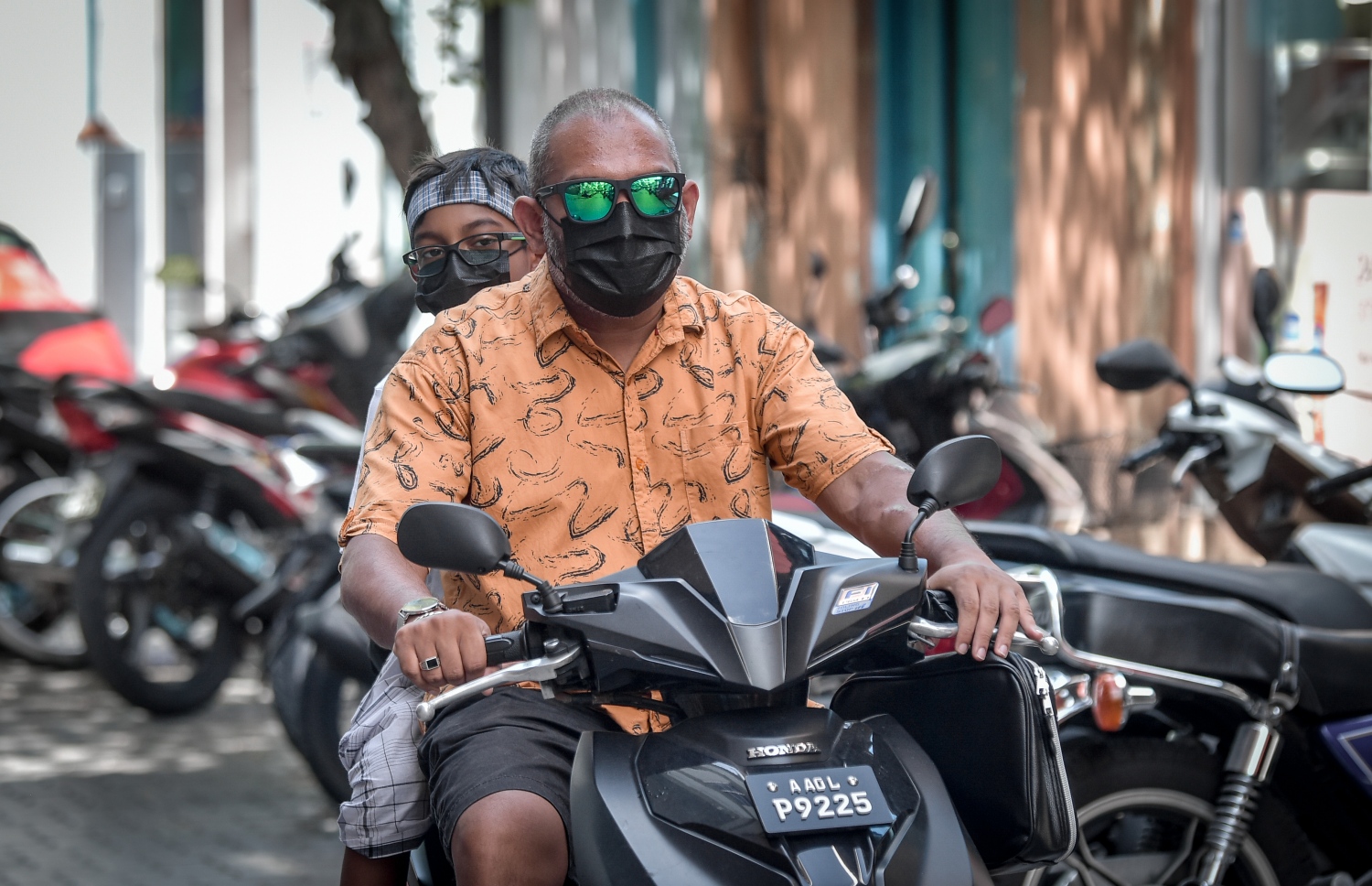 ސައިމަން، އޭނާގެ ދަރިފުޅު ވިވިއަން ގޮވައިގެން ސްކޫލަށް ދަނީ: ދަރިފުޅު ގޮވައިގެން ސްކޫލަށް ގޮސް އަދި އަނބުރާ ގެއަށް ގެންދަނީ ސައިމަން. އޭގެ އިތުރުން އެ ގޭގައި އުޅޭ އެހެން ކުދިން ސްކޫލަށް ގެންދިއުމާއި ގެނައުމުގެ ކަންތައްތައް ވެސް އޭނާ ކުރޭ.