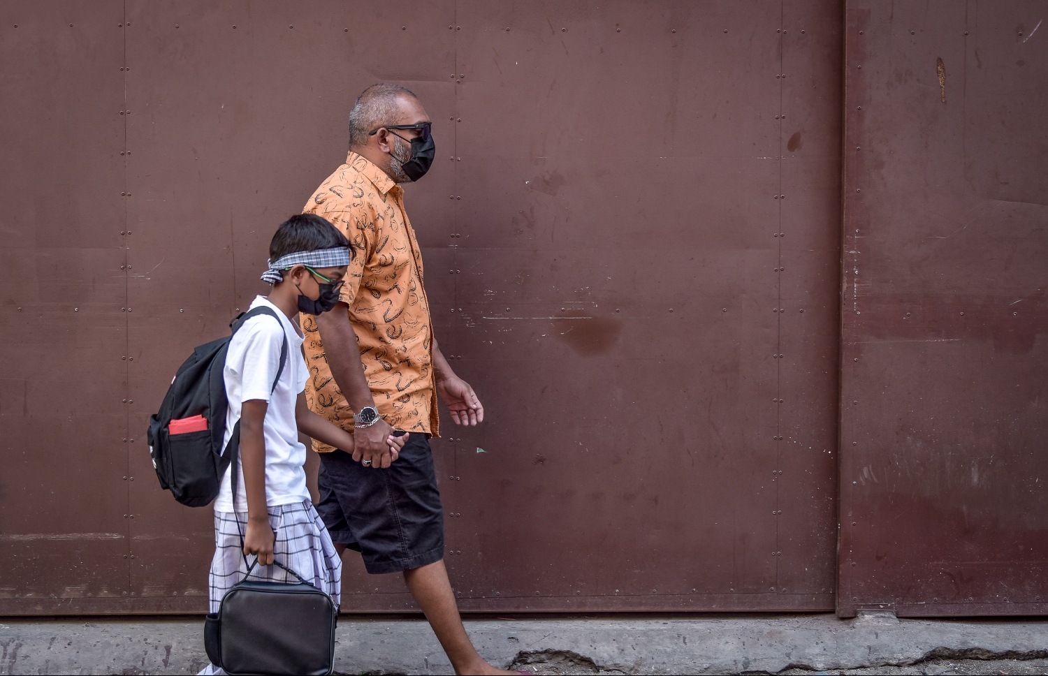 ވިވިއަން ގޮވައިގެން ސައިމަން ސްކޫލަށް ދަނީ. ޑައިލިސިސް ހަދަން ޖެހުން ފިޔަވައި އޭނާގެ ދިރިއުޅުމުގައި މާ ބޮޑު ތަފާތެއް ނެތް. ދުވަން ދިއުމާއި އާއިލާ އަދި ރައްޓެހިންނާ އެކު ސައިމަން ބޭރަށް ގޮސް އުޅޭ.