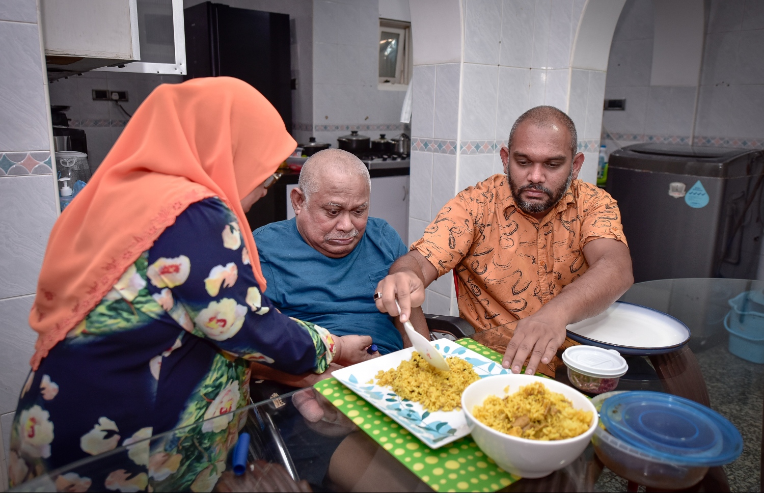 ސައިމަން، އޭނާގެ ބައްޕަ އަށް ކާންދިނުމަށް ތައްޓަށް ބަތް އަޅައިދެނީ: އޭނާ އުޅެމުން އަންނަނީ މަންމަ އާއި ބައްޕައާއެކު އެއް އެޕާޓްމަންޓެއްގައި. އެކަމަކު ކިޑްނީ ފެއިލްވެފައިވާކަން ބައްޕަ ކައިރީގައި ނުބުނޭ. ސައިމަން ބުނަނީ ހަ ކުދިންގެ ތެރެއިން ހަގު ދަރިފުޅު ކިޑްނީ ފެއިލްވެފައިވާކަން ބައްޕަ އަށް އެނގިއްޖެނަމަ ހާލަތު ގޯސްވާނެ ކަމަށް.