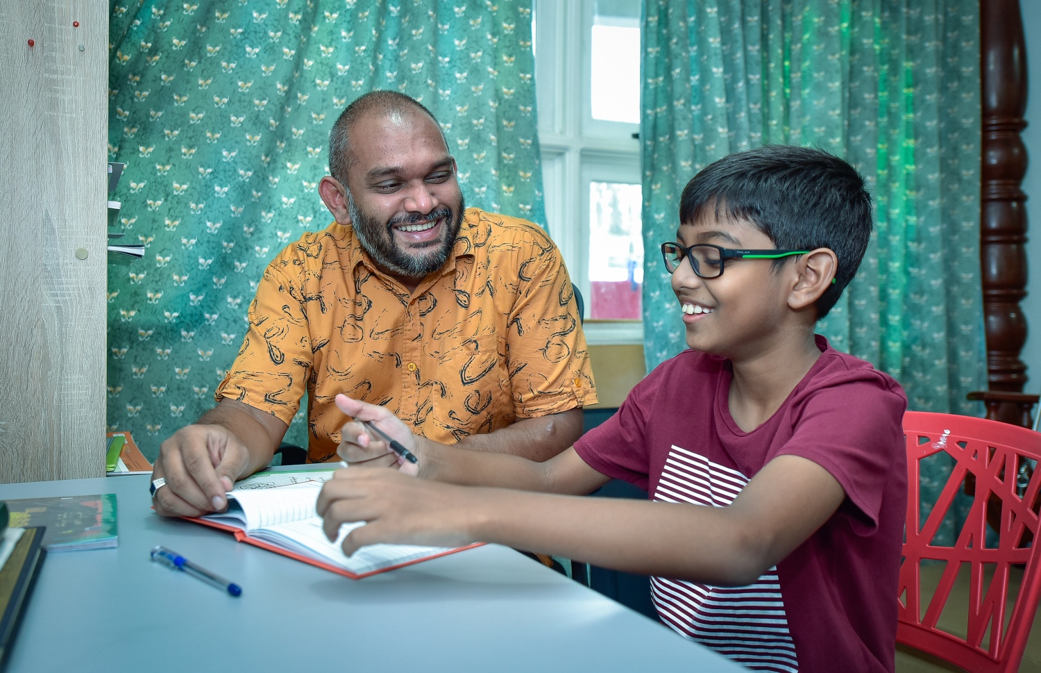 ސައިމަން، އޭނާގެ ދަރިފުޅު ވިވިއަން އަށް ކިޔަވައިދެނީ: ކޮންމެ ދުވަހަކު ހެނދުނު ސައިބޮއި ނިމިގެން އޭނާގެ މި ދަރިފުޅަށް ކިޔަވައިދީ، ސްކޫލާ ގުޅޭ ކަންކަމުގައި ވެސް ސައިމަން ފުރިހަމައަށް ބައިވެރިވޭ