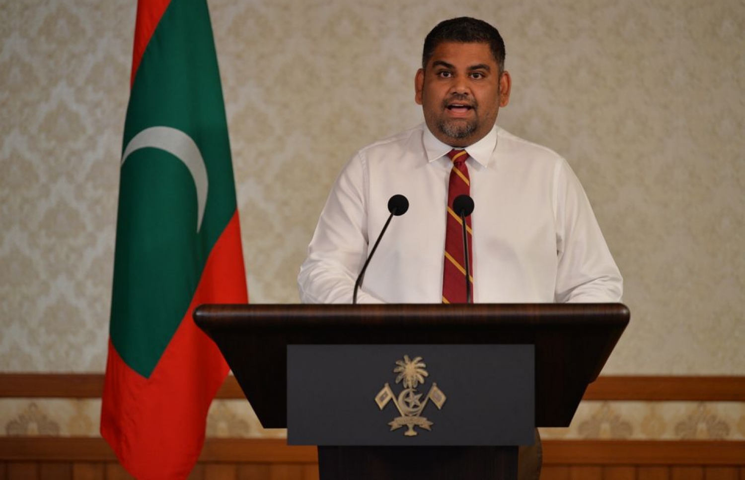 ރައީސް އޮފީހުގައި މިއަދު ބޭއްވި މީޑިއާބްރީފިންގައި މަބްރޫކް ވާހަކަ ދައްކަވަނީ: އޭނާ ވިދާޅުވީ ދައްޕަރު ތަރައްގީ ކުރާނީ ފިއްލަދޫ ކައުންސިލާ މަޝްވަރާކޮށްގެން ކަމަށް. ފޮޓޯ: ރައީސް އޮފީސް