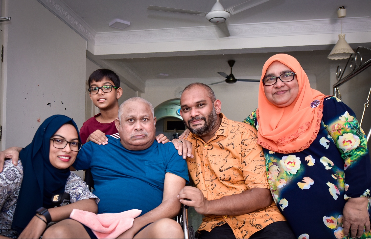 ސައިމަން، އޭނާގެ މަންމަ އާއި ބައްޕަ، އަދި އަންހެނުންނާއި ދަރިފުޅާ އެކު ފޮޓޯއަކަށް ހުއްޓިލައިގެން. ކިޑްނީ ބައްޔާއެކު ވެސް ދިރިއުޅުން އުފާވެރި ކަމަށް ސައިމަން ބުނި.