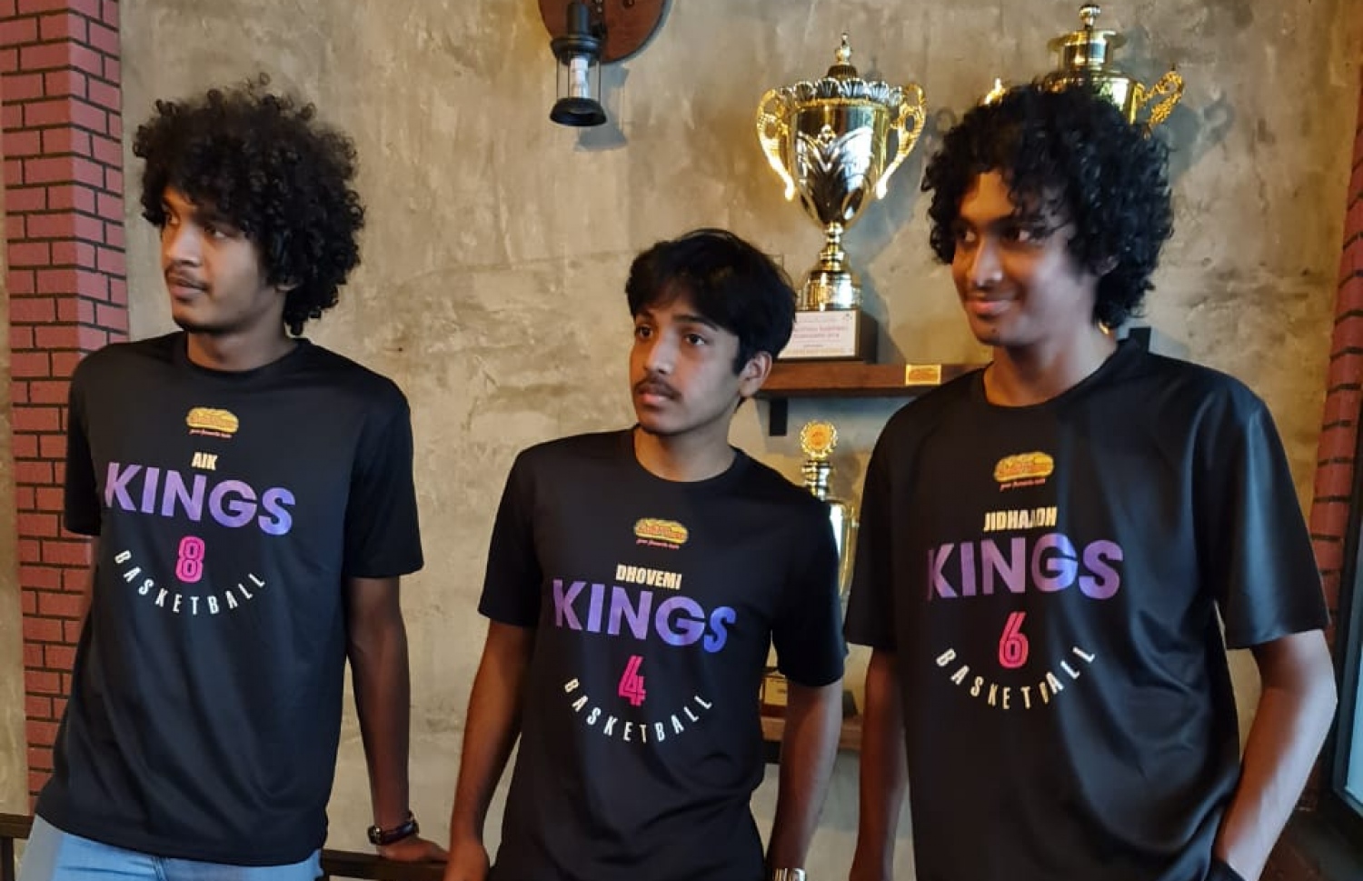 ދާދު، ދޮވެމި އިބްރާހިމް ޝަފީގް އަދި އައިކް ކިންގްސް އަށް ސޮއި ކުރުމަށް ބޭއްވި ހަފުލާައި