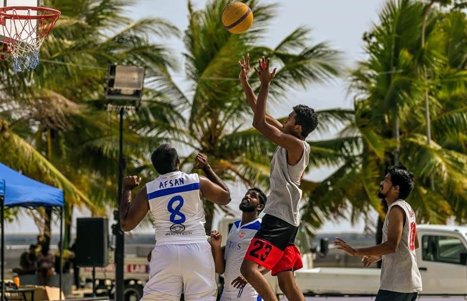 އައިކް ބޯޅަ ވައްތާލަން މަސައްކަތް ކުރަނީ ---