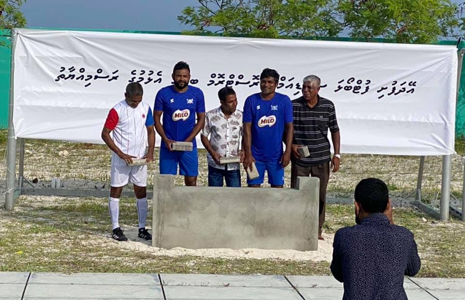 އޭދަފުށީ ދަނޑު ތަރައްގީ ކުރުމުގެ މަޝްރޫއުގެ ބިންގާ އަޅަނީ