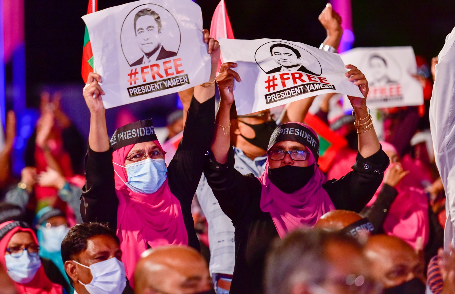 އިދިކޮޅު ކޯލިޝަނުން މިރޭ ބޭއްވި ޖަލްސާގައި، ކުރީގެ ރައީސް ޔާމީން މިނިވަންކުރަން ގޮވާލައި އެ މަނިކުފާނުގެ ސަޕޯޓަރުން އަޑުއުފުލަނީ.---ފޮޓޯ: އަހުމަދު އަވްޝަން/މިހާރު