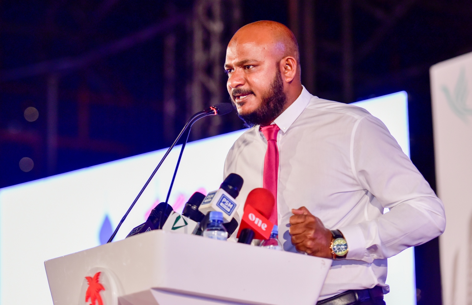 އިދިކޮޅުން މިދިޔަ ހުކުރު ދުވަހުގެ ރޭ ބޭއްވި ޖަލްސާގައި ޝުޖާއު ވާހަކަ ދައްކަވަނީ.---ފޮޓޯ: އަހުމަދު އަވްޝަން/މިހާރު