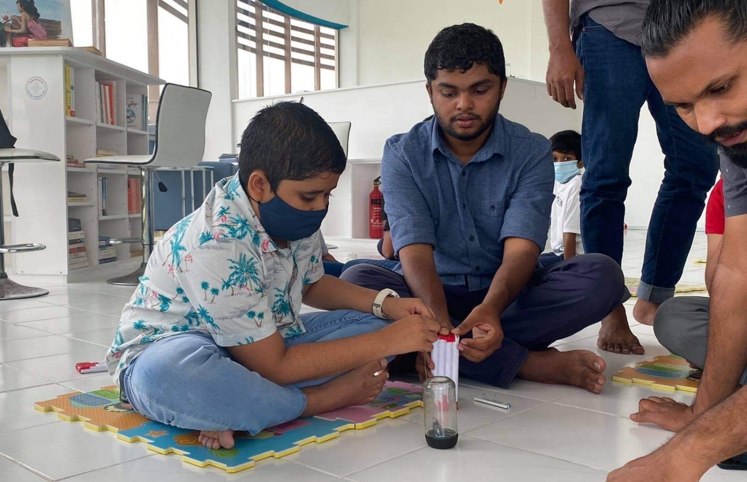 ކުޑަކުދިންނަށް ހާއްސަ ހަރަކާތްތަކުގެ ތެރެއިން ކުއްޖަކު ސައިންސް އެކްސްޕެރިމެންޓެއް ހަދަނީ-- ފޮޓޯ: ދަ ސާކަލް