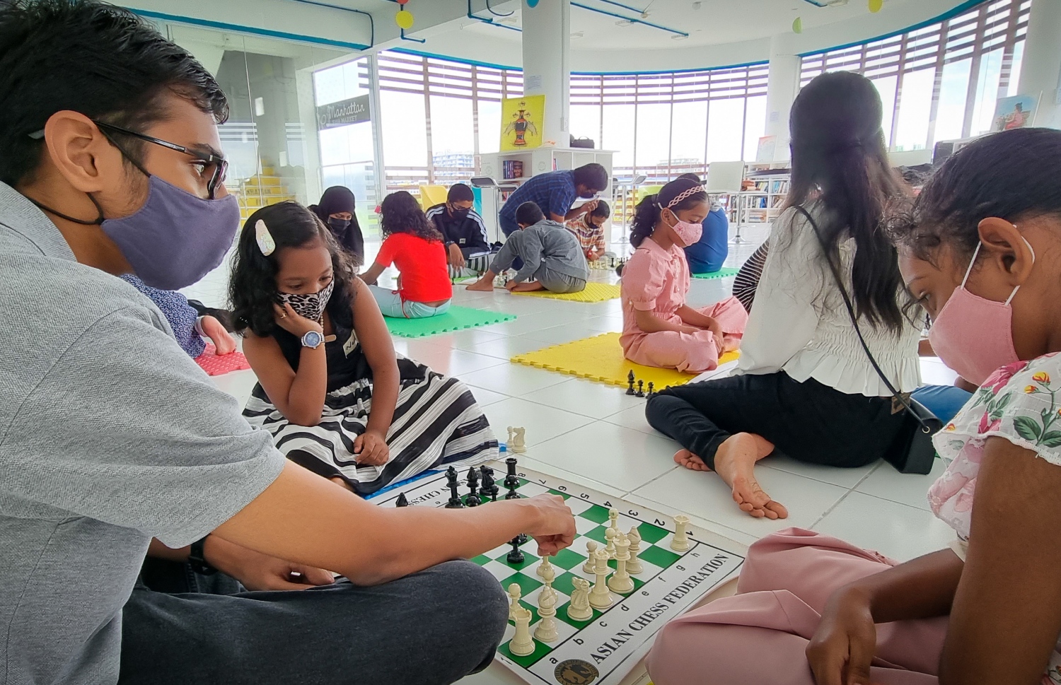 ދަ ސާކަލް ސްޕޭސްގައި ކުދިންތަކެއް ރާޒުވާ ކުޅެން ދަސްކުރަނީ-- ފޮޓޯ: ދަ ސާކަލް