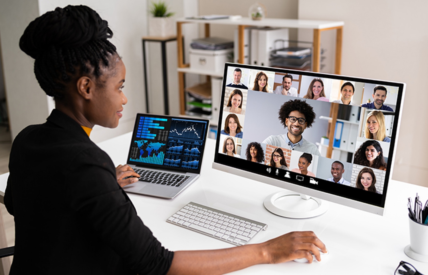 މީހަކު އޮންލައިން މީޓިންއެއްގައި.