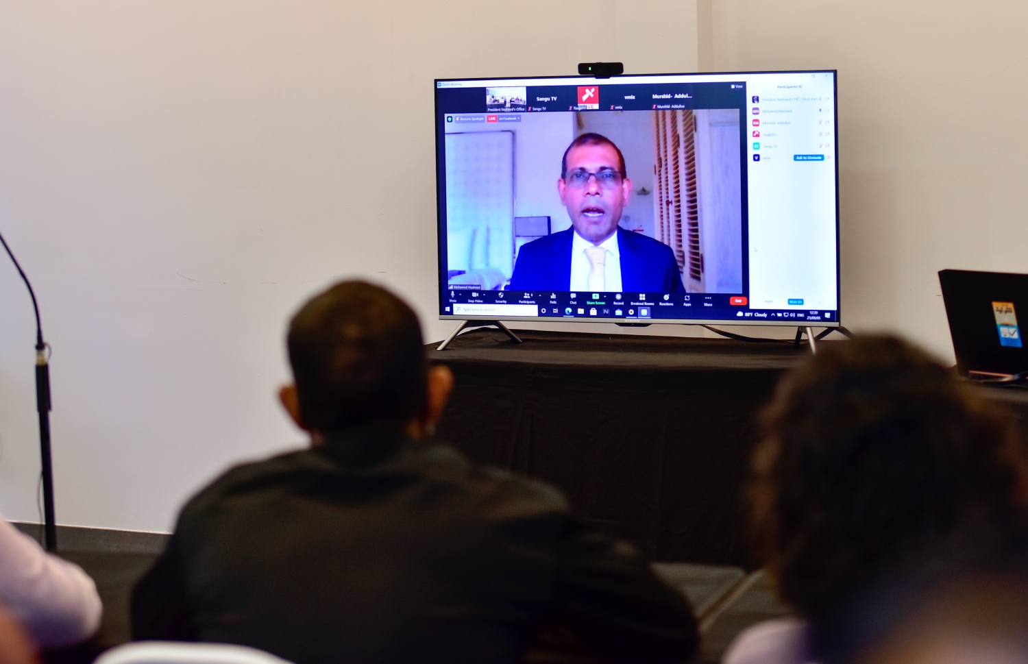 ރައްޔިތުންގެ މަޖިލީހުގެ ރައީސް މުހައްމަދު ނަޝީދު، ވާޗުއަލްކޮށް ނޫސްވެރިންނާ ބަައްދަލުކުރައްވަނީ. ފޮޓޯ: އަހްމަދު އަވްޝަން އިލްޔާސް/މިހާރު.