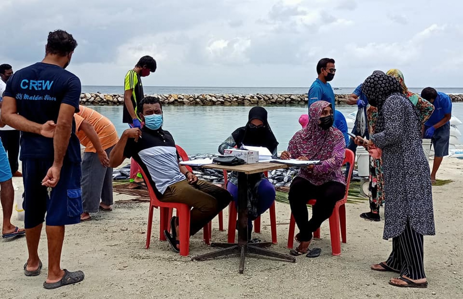 އަމިއްލަ ފަރާތަކުން ހދ. ނޮޅިވަރަމަށް ހަދިޔާކުރި ރޯ މަސްތައް ރައްޔިތުންނަށް ބަހަނީ.-- ފޮޓޯ: ނޮޅިވަރަމް ކައުންސިލް