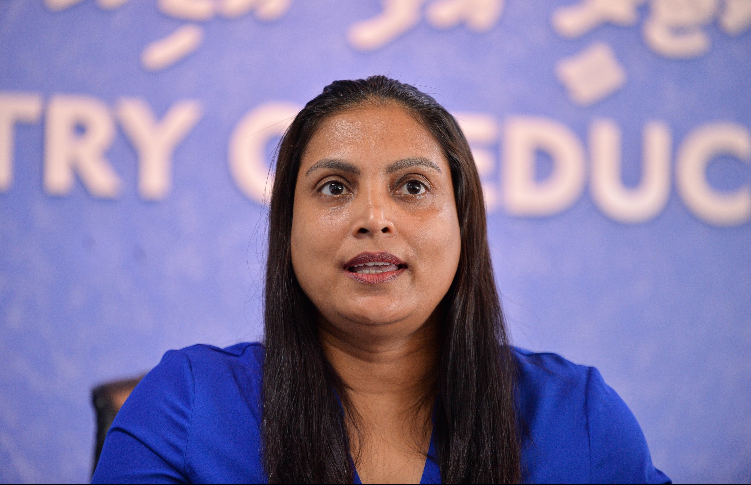 އެޑިއުކޭޝަން މިނިސްޓްރީގައި މިއަދު ބޭއްވި ނޫސްވެރިންގެ ބައްދަލުވުމުގައި މިނިސްޓަރު ޑރ. އައިޝަތު އަލީ ވާހަކަ ދައްކަވަނީ.---ފޮޓޯ: މިހާރު