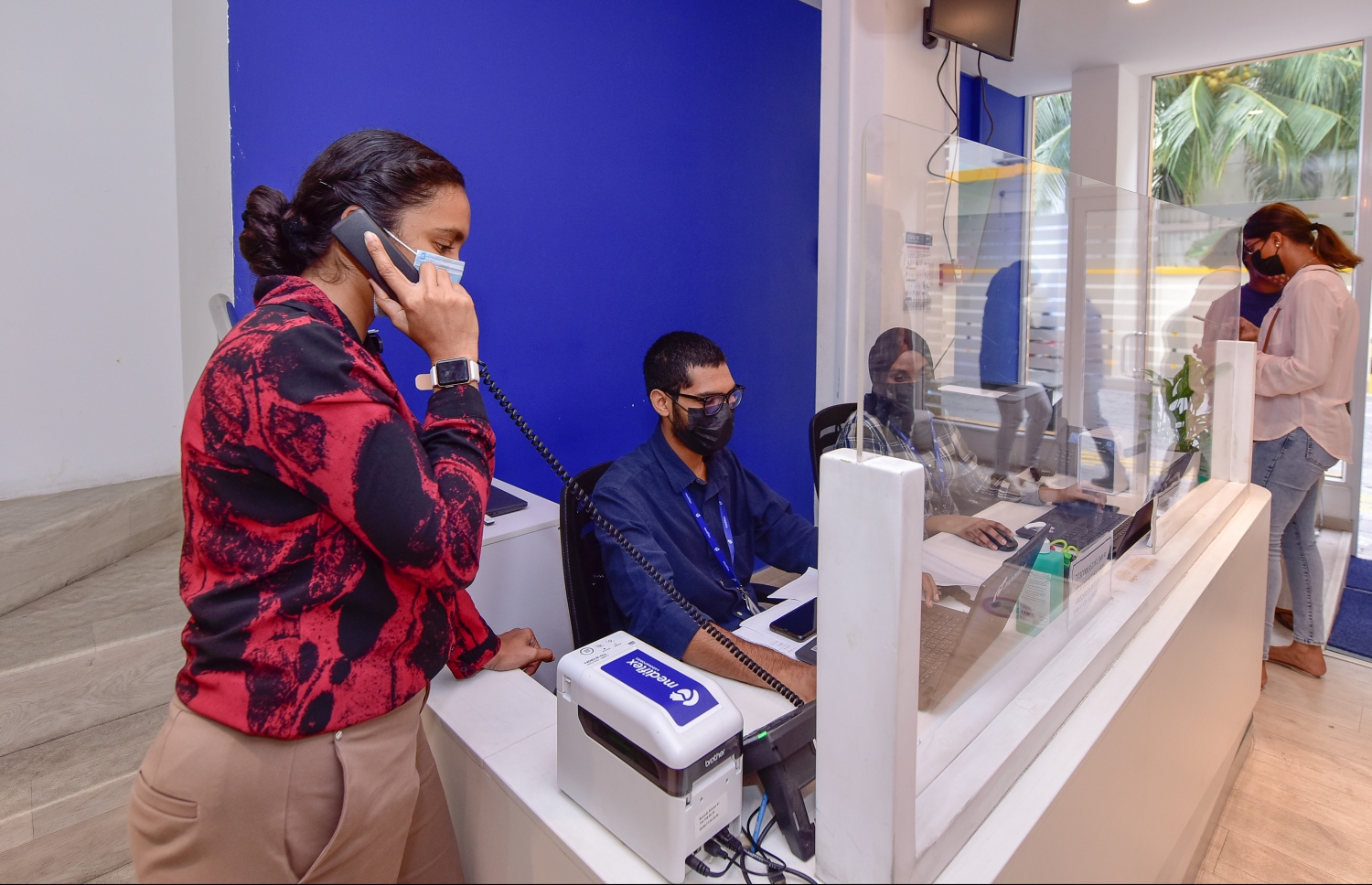 މެޑިފްލެކްސް ލެބްގެ ކައުންޓަރުގައި ކަސްޓަމާ ސާވިސް މުވައްޒަފުން ހަރަކާތްތެރިވަނީ. މި ލެބް އިން 24 ގަޑި އިރު މިހާރު ހިދުމަތްދޭ--ފޮޓޯ: ނިޝާން އަލީ/މިހާރު