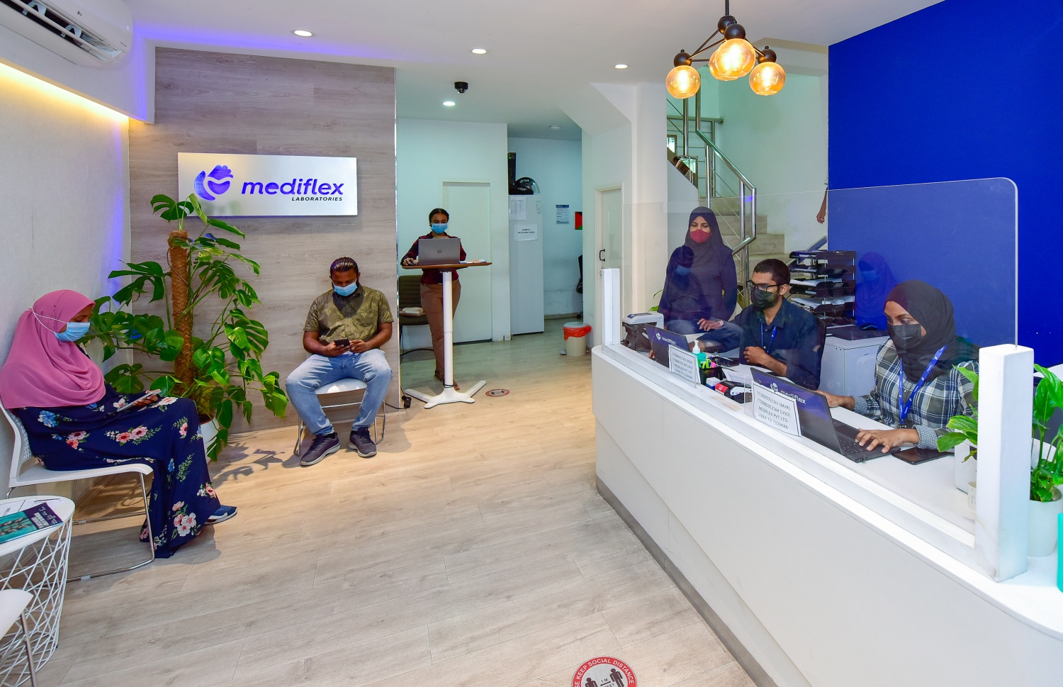 މާލެ- ސެޕްޓެމްބަރު 13، 2021: މެޑިފްލެކްސް ލެބޯޓަރީގައި ކައުންޓަރުގައި ކަސްޓަމާ ސާވިސް މުވައްޒަފުން ހަރަކާތްތެރިވަނީ: ރާއްޖޭގައި އާންމުކޮށް ހަދާ ހުރިހާ ލެބޯޓަރީ ޓެސްޓެއް ހަދަން ބޭނުންވާ އެންމެ ފަހުގެ ޒަމާނީ އިކުއިޕްމަންޓްސް އެތާނގައި މިހާރު ވެސް އެބަހުރި --. ފޮޓޯ: ނިޝާން އަލީ/ މިހާރު