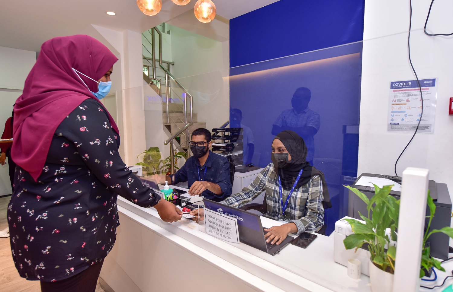 މާލެ- ސެޕްޓެމްބަރު 13، 2021: މެޑިފްލެކްސް ލެބޯޓަރީގައި ކައުންޓަރުގައި ކަސްޓަމާ ސާވިސް މުވައްޒަފުން ހަރަކާތްތެރިވަނީ: ރާއްޖޭގައި އާންމުކޮށް ހަދާ ހުރިހާ ލެބޯޓަރީ ޓެސްޓެއް ހަދަން ބޭނުންވާ އެންމެ ފަހުގެ ޒަމާނީ އިކުއިޕްމަންޓްސް އެތާނގައި މިހާރު ވެސް އެބަހުރި --. ފޮޓޯ: ނިޝާން އަލީ/ މިހާރު