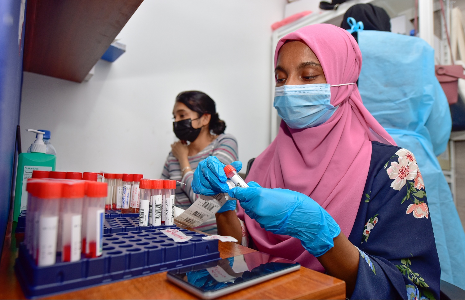 މާލެ- ސެޕްޓެމްބަރު 13، 2021: މެޑިފްލެކްސް ލެބޯޓަރީގެ ޓެކްނީޝަނަކު މަސައްކަތުގައި: ރާއްޖޭގައި އާންމުކޮށް ހަދާ ހުރިހާ ލެބޯޓަރީ ޓެސްޓެއް ހަދަން ބޭނުންވާ އެންމެ ފަހުގެ ޒަމާނީ އިކުއިޕްމަންޓްސް އެތާނގައި މިހާރު ވެސް އެބަހުރި --. ފޮޓޯ: ނިޝާން އަލީ/ މިހާރު