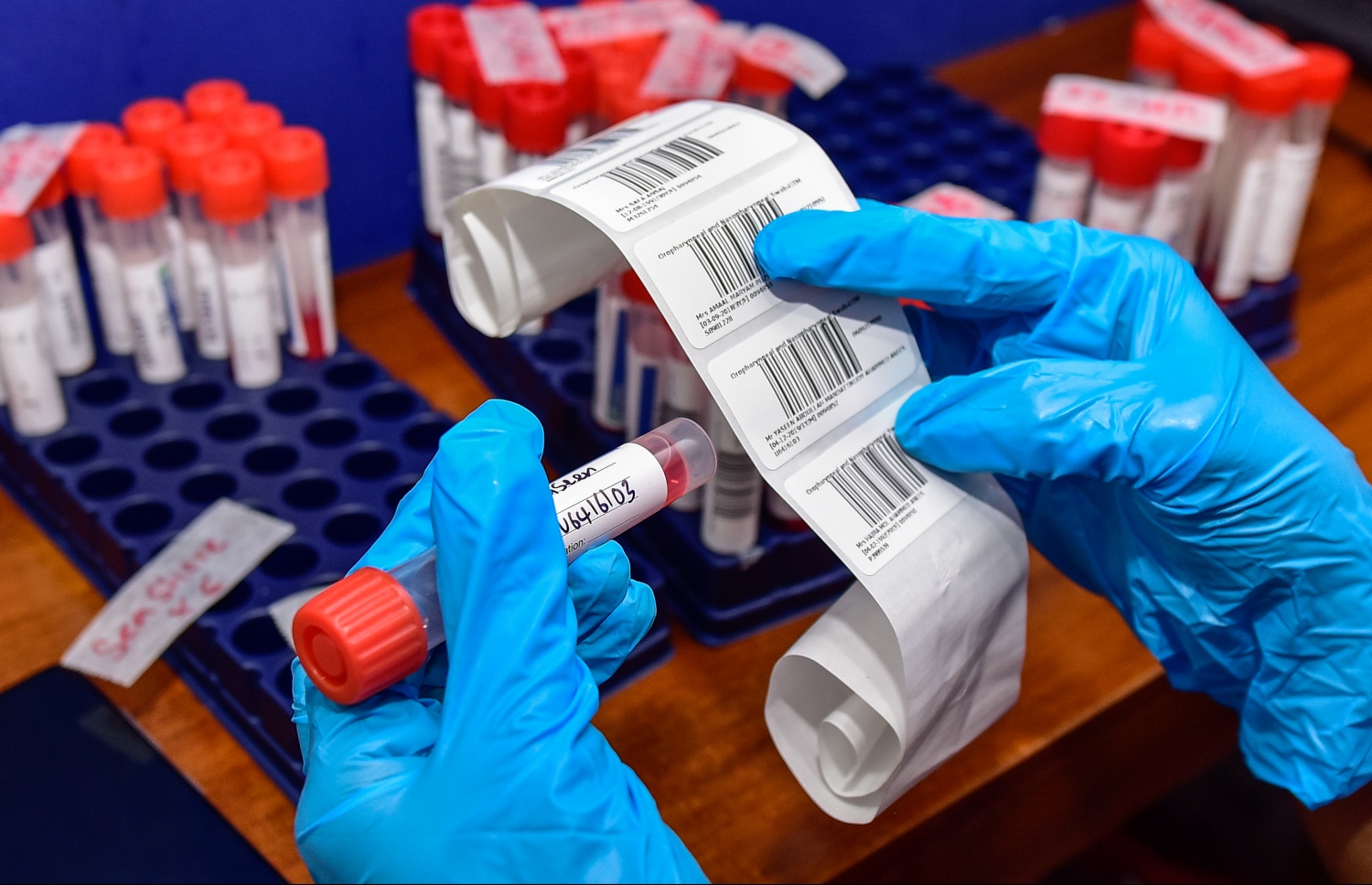 މާލެ- ސެޕްޓެމްބަރު 13، 2021: މެޑިފްލެކްސް ލެބޯޓަރީގެ ޓެކްނީޝަނަކު މަސައްކަތުގައި: ރާއްޖޭގައި އާންމުކޮށް ހަދާ ހުރިހާ ލެބޯޓަރީ ޓެސްޓެއް ހަދަން ބޭނުންވާ އެންމެ ފަހުގެ ޒަމާނީ އިކުއިޕްމަންޓްސް އެތާނގައި މިހާރު ވެސް އެބަހުރި --. ފޮޓޯ: ނިޝާން އަލީ/ މިހާރު