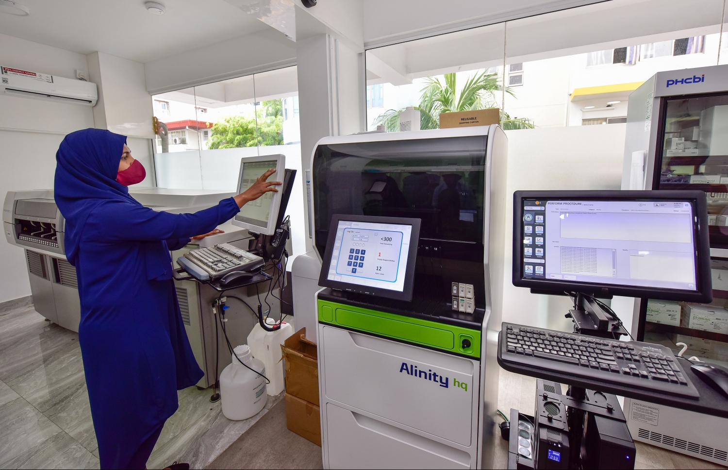 މާލެ- ސެޕްޓެމްބަރު 13، 2021: މެޑިފްލެކްސް ލެބޯޓަރީގެ ޓެކްނީޝަނަކު މަސައްކަތުގައި: ރާއްޖޭގައި އާންމުކޮށް ހަދާ ހުރިހާ ލެބޯޓަރީ ޓެސްޓެއް ހަދަން ބޭނުންވާ އެންމެ ފަހުގެ ޒަމާނީ އިކުއިޕްމަންޓްސް އެތާނގައި މިހާރު ވެސް އެބަހުރި --. ފޮޓޯ: ނިޝާން އަލީ/ މިހާރު