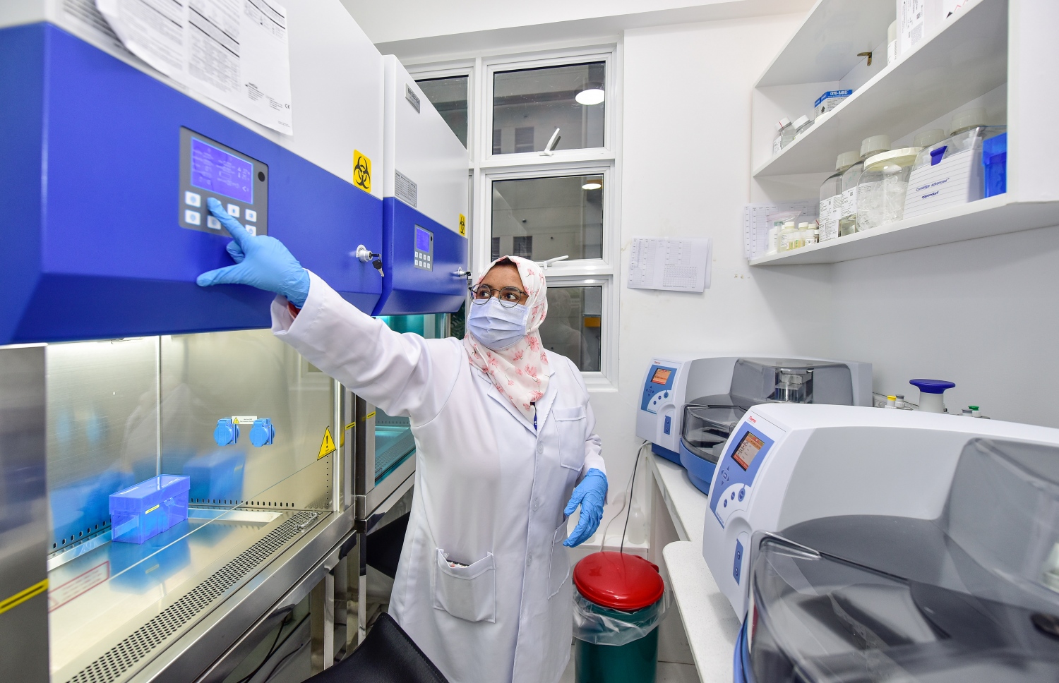 މާލެ- ސެޕްޓެމްބަރު 13، 2021: މެޑިފްލެކްސް ލެބޯޓަރީގެ ޓެކްނީޝަނަކު މަސައްކަތުގައި: ރާއްޖޭގައި އާންމުކޮށް ހަދާ ހުރިހާ ލެބޯޓަރީ ޓެސްޓެއް ހަދަން ބޭނުންވާ އެންމެ ފަހުގެ ޒަމާނީ އިކުއިޕްމަންޓްސް އެތާނގައި މިހާރު ވެސް އެބަހުރި --. ފޮޓޯ: ނިޝާން އަލީ/ މިހާރު