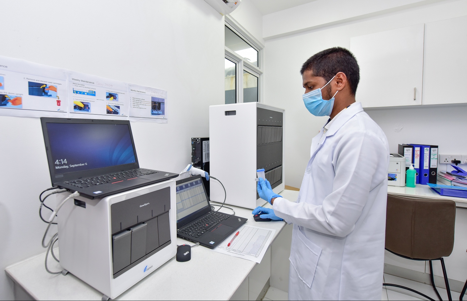 މާލެ- ސެޕްޓެމްބަރު 13، 2021: މެޑިފްލެކްސް ލެބޯޓަރީގެ ޓެކްނީޝަނަކު މަސައްކަތުގައި: ރާއްޖޭގައި އާންމުކޮށް ހަދާ ހުރިހާ ލެބޯޓަރީ ޓެސްޓެއް ހަދަން ބޭނުންވާ އެންމެ ފަހުގެ ޒަމާނީ އިކުއިޕްމަންޓްސް އެތާނގައި މިހާރު ވެސް އެބަހުރި --. ފޮޓޯ: ނިޝާން އަލީ/ މިހާރު