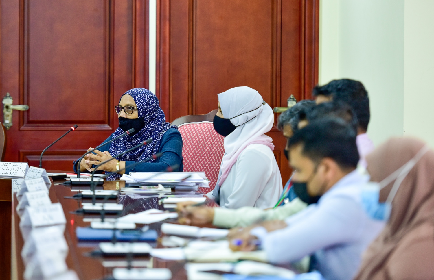 ރައްޔިތުންގެ މަޖިލީހުގެ ޕެޓިޝަން ކޮމިޓީން މިދިޔަ އަންގާރަ ދުވަހު ބޭއްވި ބައްދަލުވުމުގައި، ޖެންޑާ މިނިސްޓަރު އައިޝަތު މުހައްމަދު ދީދީ (ވ) އަދި އަދި އެންޑީއޭގެ އިސްވެރިން ބައިވެރިވެވަޑައިގަންނަވަނީ.-- ފޮޓޯ: އަހުމަދު އަވްޝަން/ މިހާރު