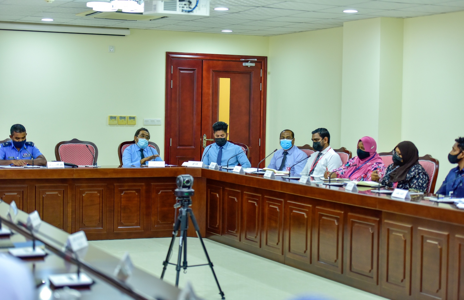 އެންޑީއޭ ބަދަލުކުރުމަށް ގޮވާލައި ހުށަހެޅި ޕެޓިޝަނާ ގުޅޭގޮތުން މަޝްވަރާކުރުމަށް ރައްޔިތުންގެ މަޖިލީހުގެ ޕެޓިޝަން ކޮމިޓީން ބޭއްވި ބައްދަލުވުމުގައި ބައިވެރިވެވަޑައިގެންނެވި ބައެއް ބޭފުޅުން.-- ފޮޓޯ: އަހުމަދު އަވްޝަން/ މިހާރު