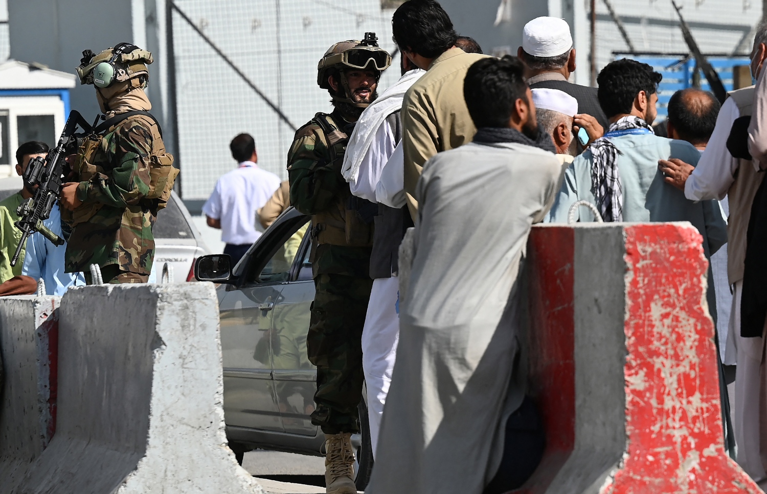 ސެޕްޓެމްބަރު 4، 2021: ކާބުލް ވައިގެ ބަނދަރުގެ މުވައްޒަފުން ވައިގެ ބަނދަރަށް ވަންނަ އިރު ތާލިބާންގެ ހަނގުރާމަވެރިން، އެމީހުން ބަލައި ފާސްކުރަނީ. --އޭއެފްޕީ