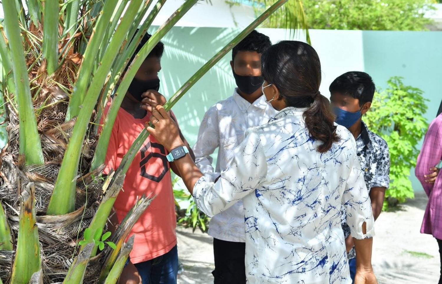 ފުނަދޫ އަމާން ހިޔާގެ ކުދިންތަކަކާ ފަސްޓް ލޭޑީ ފަޒްނާ ވާހަކަ ދައްކަވަނީ. -- ފޮޓޯ/ ރައީސް އޮފީސް