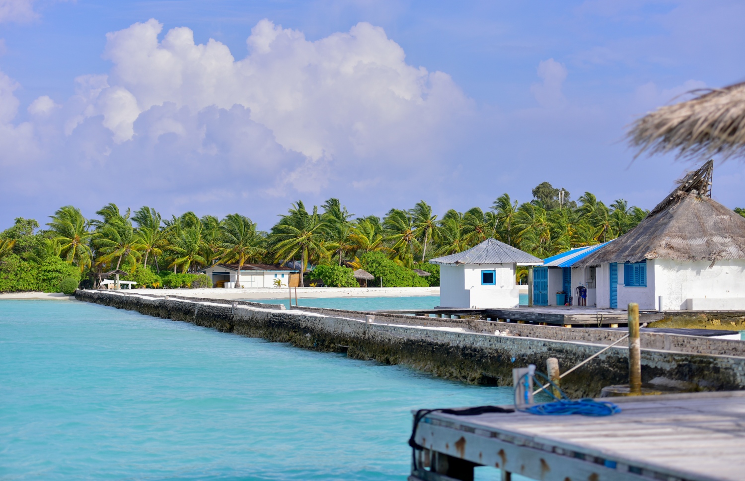 ރިިހިވެލި ރިސޯޓް: ސެޕްޓެމްބަރު 7، 2021: ރިހިވެލި ރިސޯޓް މިހާރު ހުރީ އެތާގައި މީހުންނަށް ނޫޅެވޭ ވަރަށް ތަން ހާލާކުވެ ރަށުގެ ގިނަ ސަރަހައްދު ގިރައިގެން ގޮސްފައި -- ފޮޓޯ: އަހުމަދު އަވްޝަން އިލްޔާސް/ މިހާރު