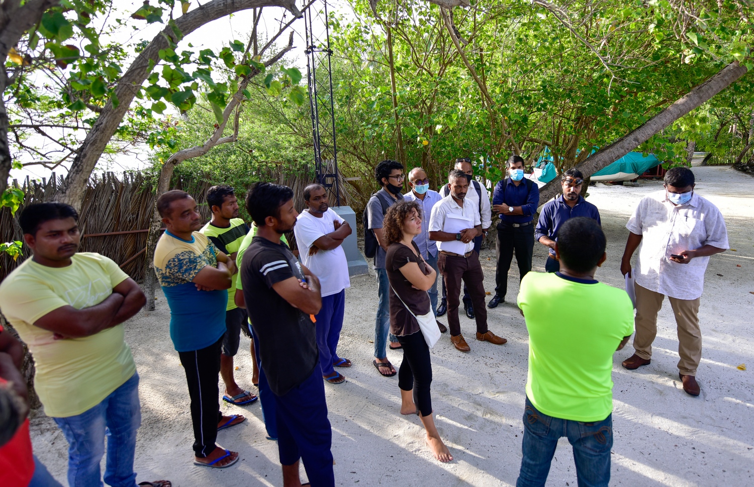 ރިހިވެލި ރިސޯޓް: ސެޕްޓެމްބަރު 7، 2021: ރިހިވެލި ރިސޯޓުގެ އޯނަރާއި އެކު އެ ރަށައް ދިޔަ ލޯޔަރުންގެ ޓީމް ރިހިވެލި ރިޒޯޓުގެ ބައެއް މުވައްޒަފުނާއި ބައްދަލު ކުރަނީ: މުވައްޒަފުންގެ ކަންބޮޑުވުން ތައް ވަނީ ހިއްސާ ކޮއްފައި -- ފޮޓޯ: އަހުމަދު އަވްޝަން އިލްޔާސް/ މިހާރު