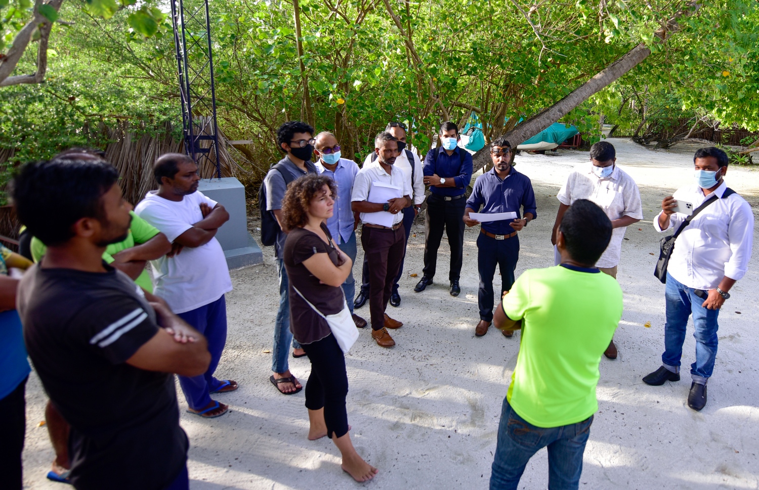 ރިހިވެލި ރިސޯޓް: ސެޕްޓެމްބަރު 7، 2021: ރިހިވެލި ރިސޯޓުގެ އޯނަރާއި އެކު އެ ރަށައް ދިޔަ ލޯޔަރުންގެ ޓީމް ރިހިވެލި ރިޒޯޓުގެ ބައެއް މުވައްޒަފުނާއި ބައްދަލު ކުރަނީ: މުވައްޒަފުންގެ ކަންބޮޑުވުން ތައް ވަނީ ހިއްސާ ކޮއްފައި -- ފޮޓޯ: އަހުމަދު އަވްޝަން އިލްޔާސް/ މިހާރު