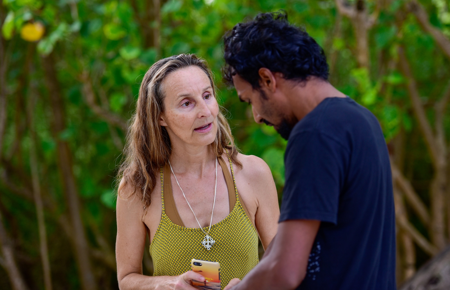 ކެތީ އޭނާއާ ގާތް ރިހިވެލީގެ މުވައްޒަފަކާ ވާހަކަ ދައްކަނީ: ކެތީ ބުނާ ގޮތުގައި އޭނާ ހުރީ ބޮޑު ނުރައްކަލެއްގެ ތެރޭގައި -- ފޮޓޯ: އަހުމަދު އަވްޝަން އިލްޔާސް