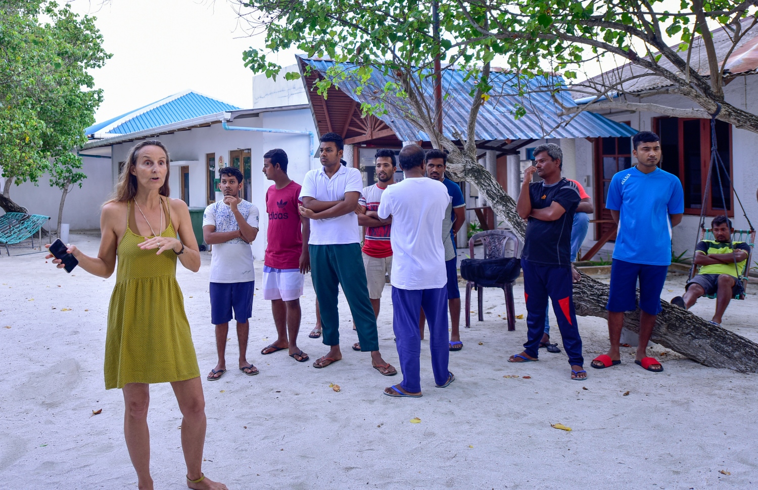 ރިހިވެލި ރިޒޯޓުގެ ބައެއް މުވައްޒަފުން: އެ މީހުން ބުނާ ގޮތުގައި މުސާރަ ނުލިބޭތާ މިހާރު ވަނީ 14 މަސް ވެފައި --  ފޮޓޯ: އަހުމަދު އަވްޝަން އިލްޔާސް/ މިހާރު