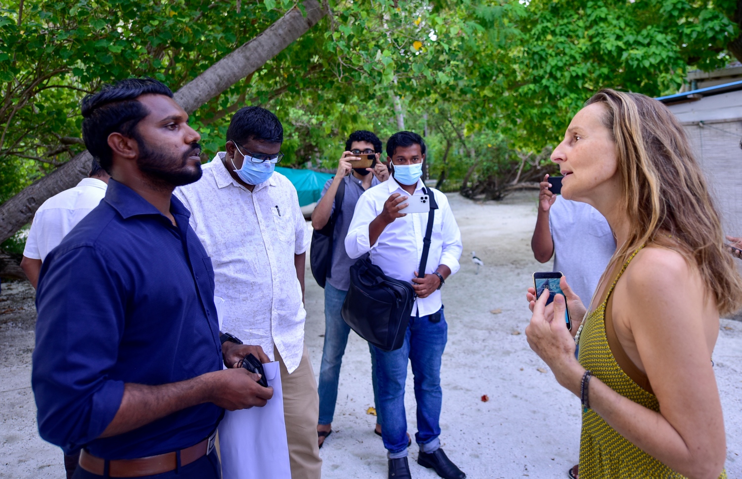 ރިހިވެލި ރިސޯޓް: ސެޕްޓެމްބަރު 7، 2021: ކޯޓުގެ ހުކުމާ އެއްގޮތަށް އެ ރިސޯޓާ ހަވާލުވާން އޯނަރުން އެ ރަށަށް އެރުމާ އެކު އެ ރަށް މިހާރު ހިންގަމުން އަންނަ ފަރާތުގެ ކިބައިން ފެނުނީ ހިތްހަމަނުޖެހުންތަކާއި ދެކޮޅުހެދުންތައް.-- ފޮޓޯ:އަހުމަދު އަވްޝަން/ މިހާރު